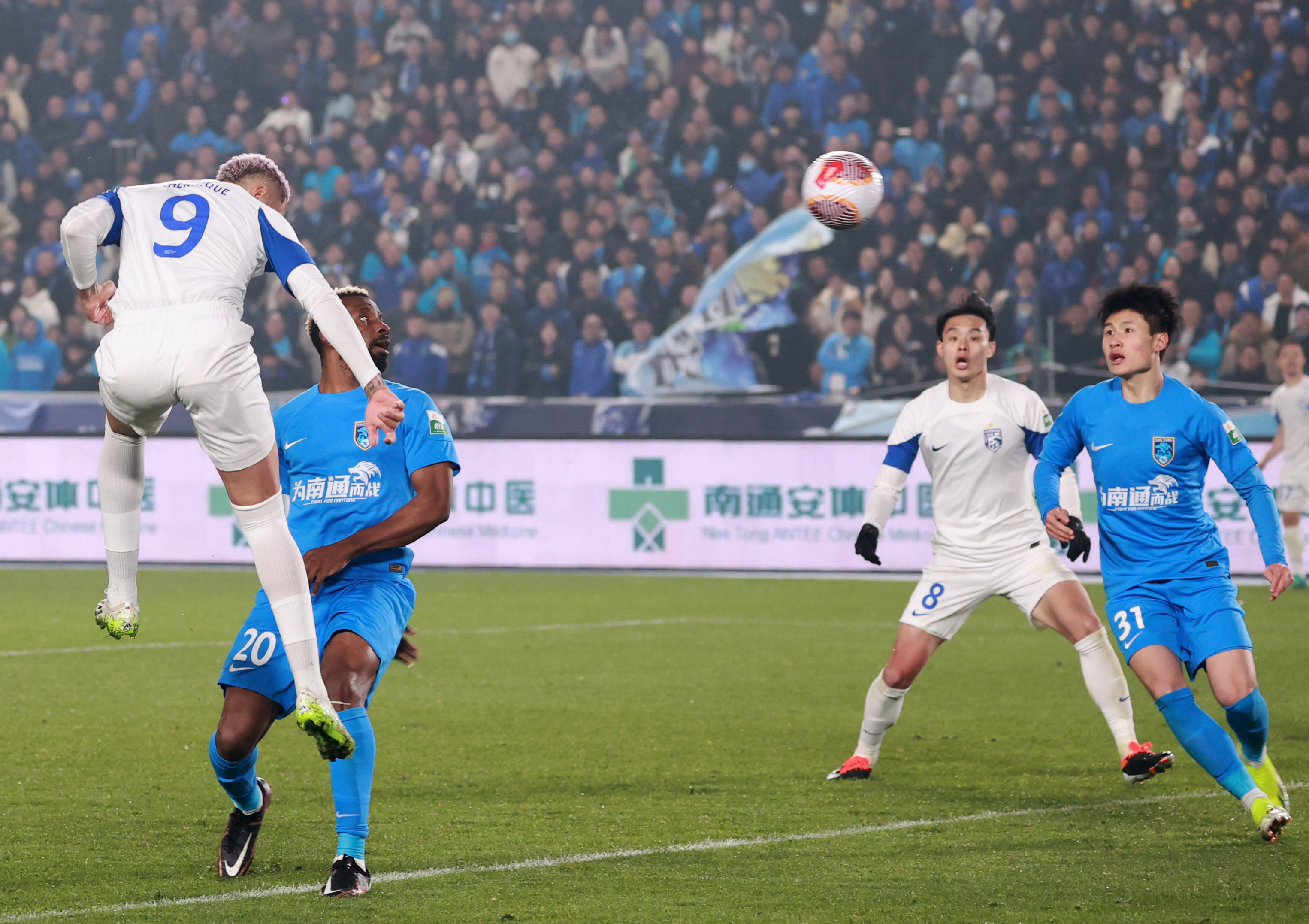 足球联赛中,某支队伍实力强劲,轻松晋级 足球联赛中,某支队伍实力强劲,轻松晋级