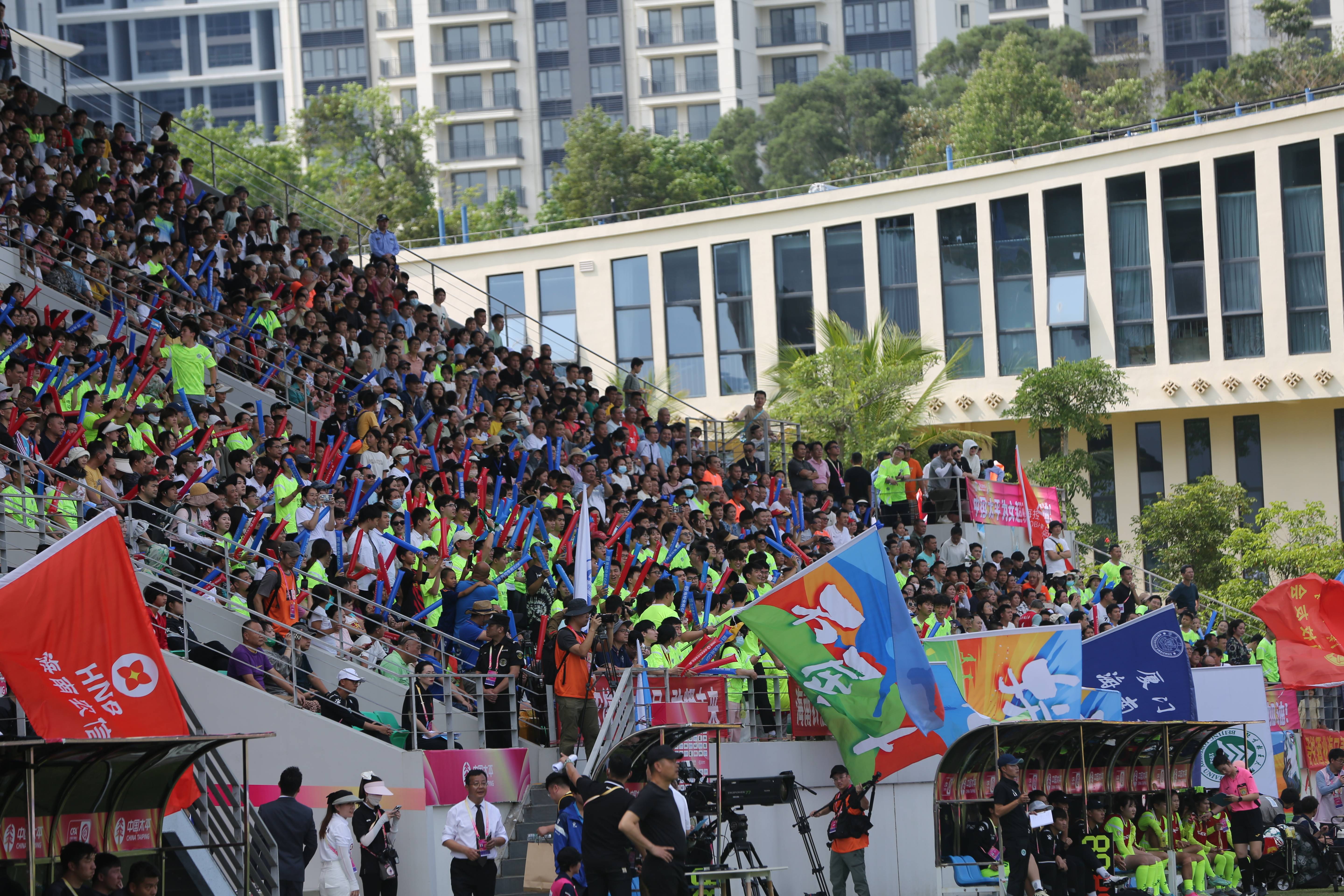 赛场精彩绝伦，观众为之沸腾欢呼