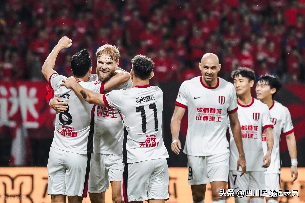 健康之城足球俱乐部客场破门,全队庆祝胜利的简单介绍 健康之城足球俱乐部客场破门,全队庆祝胜利的简单介绍