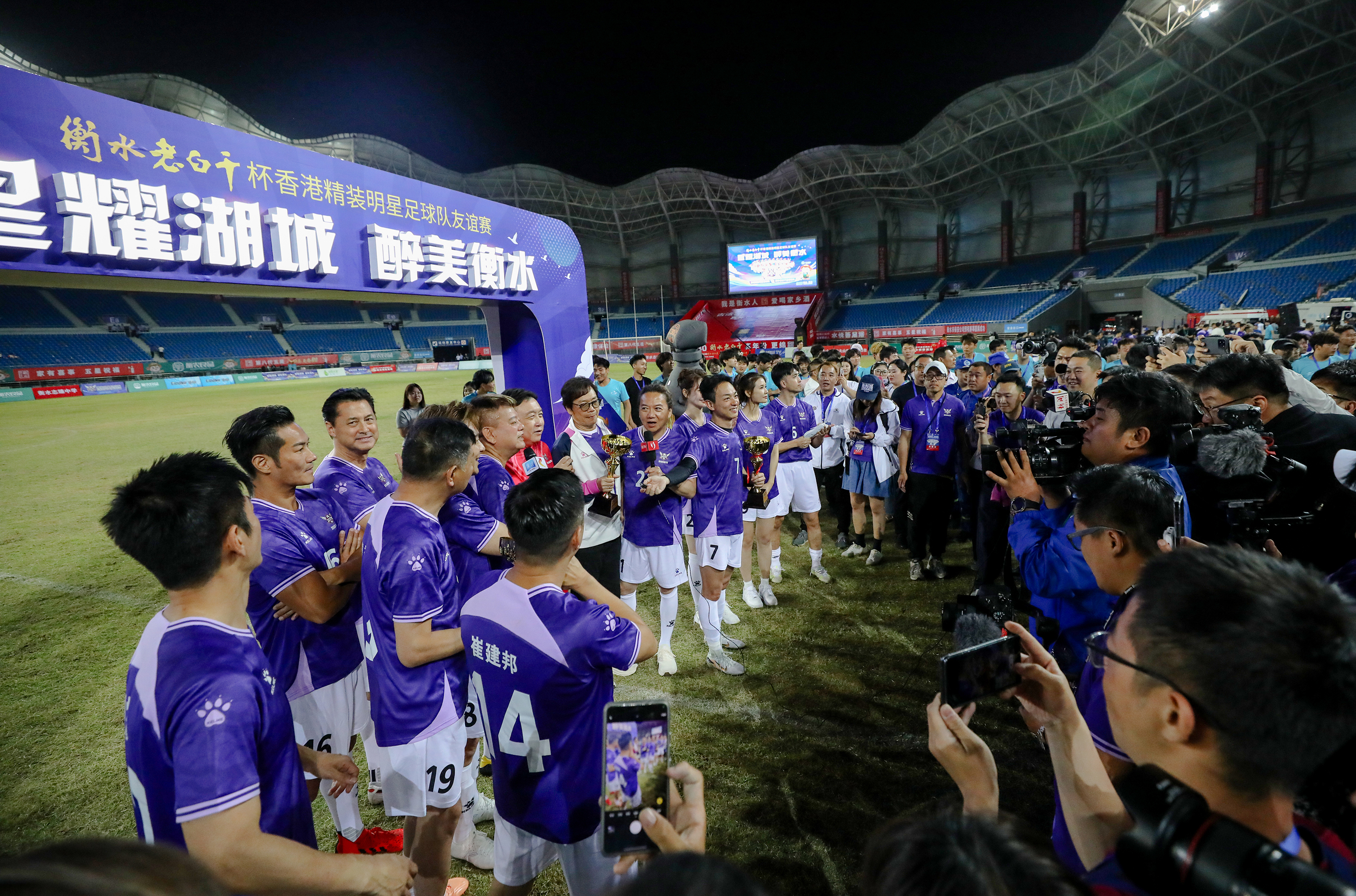 包含职业足球比赛热闹继续,实力较量的词条 包含职业足球比赛热闹继续,实力较量的词条