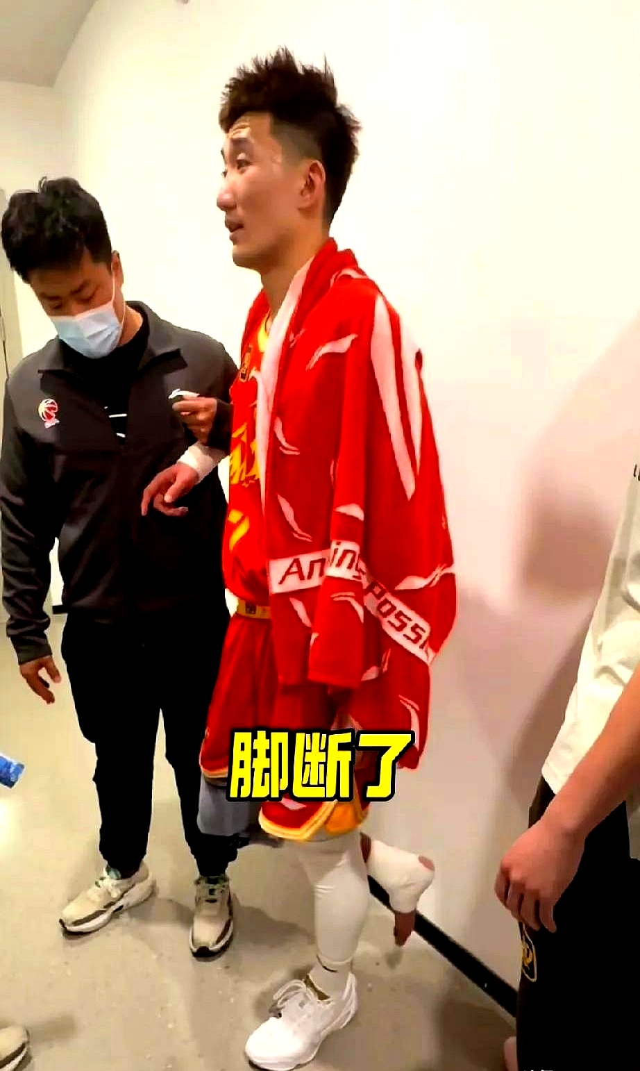 篮球赛场上发生了惊险一幕