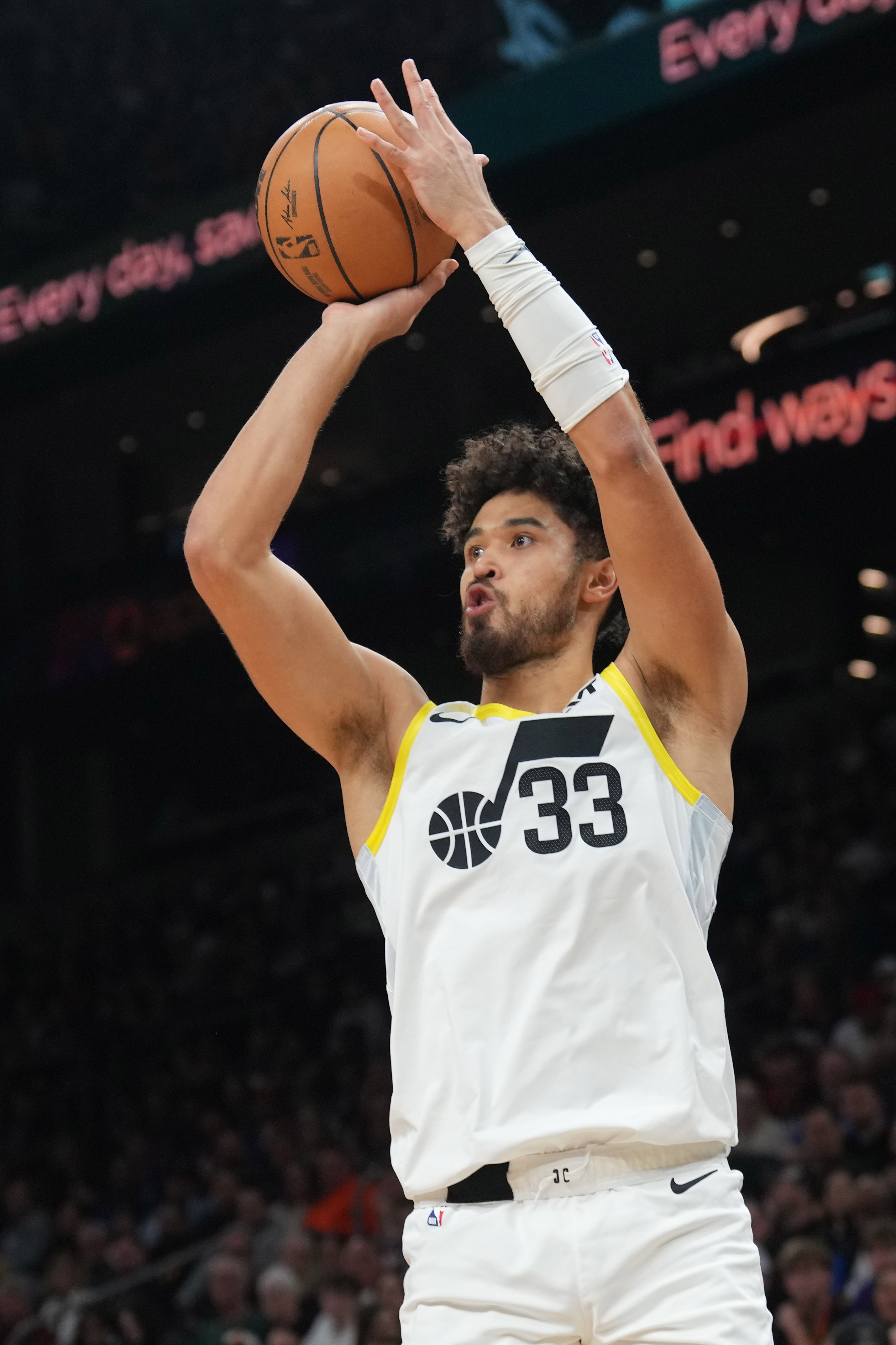 爵士主场取胜，主力球员表现出色